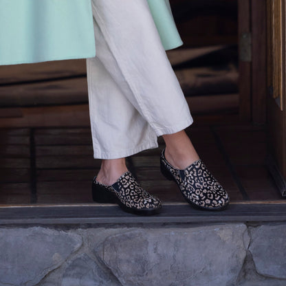 Alegria Sereniti Luxe Tundra Clog