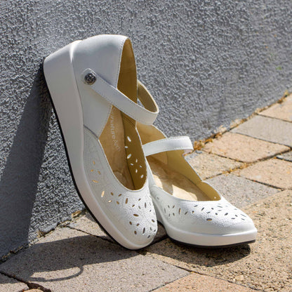 Alegria Hayes White Breeze Shoe